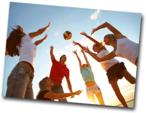 Groupe d'amis qui jouent au Volley Ball sur la plage