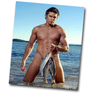 Homme nu et musclé avec du poisson sur la plage