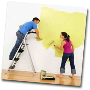 Homme et femmes motivés qui peignent un mur